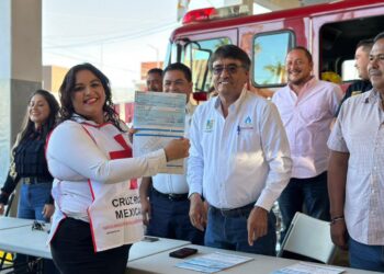 El alcalde del XIV Ayuntamiento de Los Cabos, Oscar Leggs Castro, realizó la entrega del recurso económico al H. Cuerpo de Bomberos del Municipio