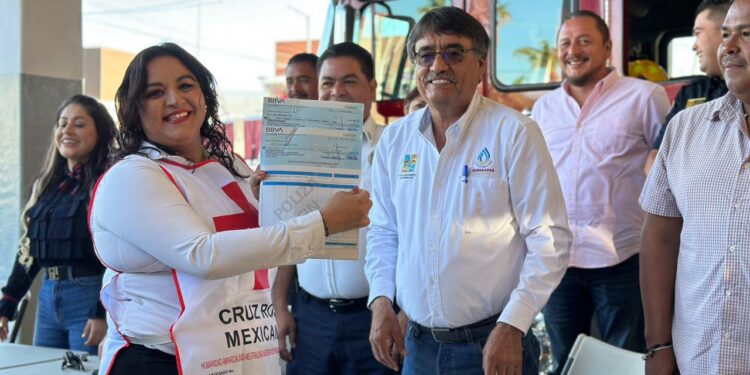 El alcalde del XIV Ayuntamiento de Los Cabos, Oscar Leggs Castro, realizó la entrega del recurso económico al H. Cuerpo de Bomberos del Municipio