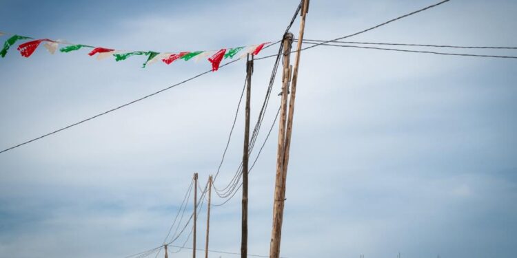 El secretario general delegacional Abel Enrique Miranda Carmona realizó un recorrido de supervisión por la colonia Valle del Cabo acompañado por personal de la Comisión Federal de Electricidad (CFE)
