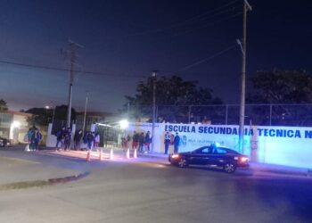 Con la encomienda de salvaguardar la integridad de la comunidad estudiantil se implementa la vigilancia en horarios de entrada y salida en turnos matutino y vespertino. 