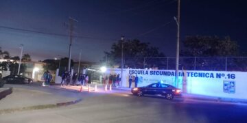 Con la encomienda de salvaguardar la integridad de la comunidad estudiantil se implementa la vigilancia en horarios de entrada y salida en turnos matutino y vespertino. 
