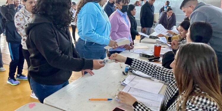 Oscar Leggs Castro inició con la entrega del programa de apoyos económicos mejor conocido como “Pago de Becas” para 4 mil 503 estudiantes