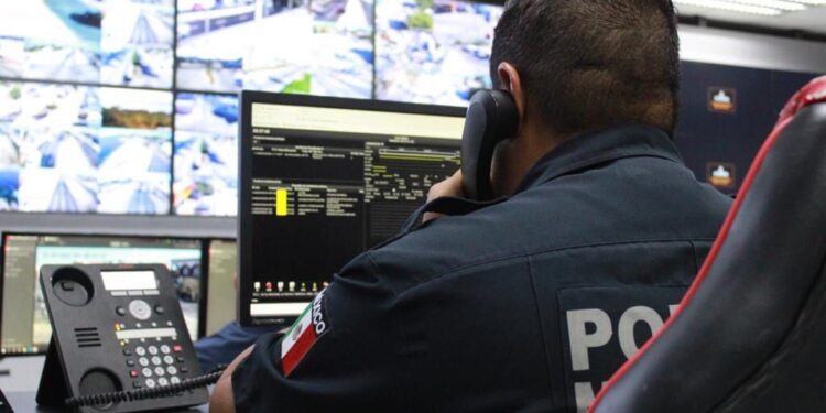 El director del Centro de Control y Monitoreo, capitán Eloy Osuna Valdez, reiteró el llamado a la ciudadanía a hacer consciencia y evitar hacer llamadas falsas o mudas a través a los números de emergencia