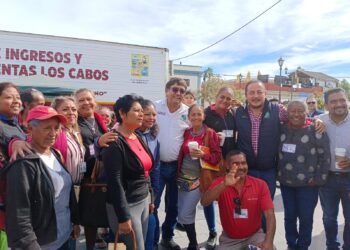 El alcalde de Los Cabos Oscar Leggs Castro escuchó y atendió de manera directa las peticiones de un grupo de habitantes de la colonia Vista Hermosa
