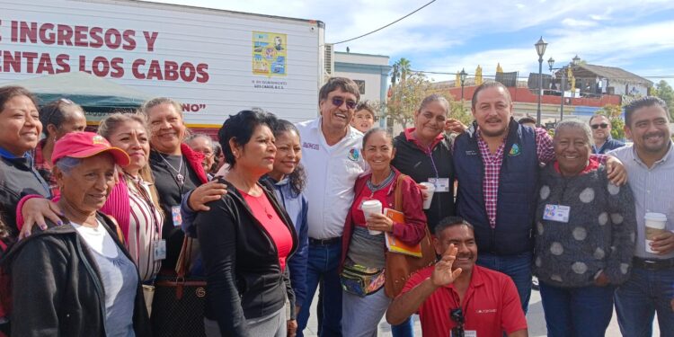 El alcalde de Los Cabos Oscar Leggs Castro escuchó y atendió de manera directa las peticiones de un grupo de habitantes de la colonia Vista Hermosa