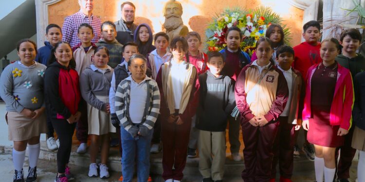 Se realizó este martes 09 de enero una ceremonia cívica para conmemorar el 54° aniversario luctuoso del profesor Pablo L. Martínez.