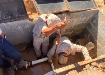 El equipo de la Coordinación de Operación y Mantenimiento realizó el cambio de una válvula de compuerta del troncal que suministra de agua potable a los condominios Lomas del Valle Plus