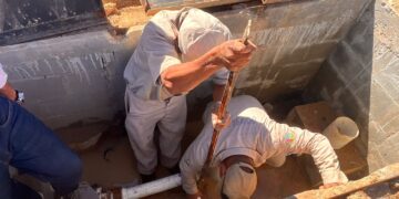El equipo de la Coordinación de Operación y Mantenimiento realizó el cambio de una válvula de compuerta del troncal que suministra de agua potable a los condominios Lomas del Valle Plus