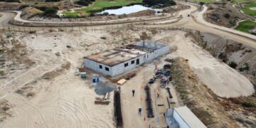Considerada la obra pública más importante de la última década en el municipio de Los Cabos, la nueva planta desaladora de 250 litros por segundo avanza en su construcción