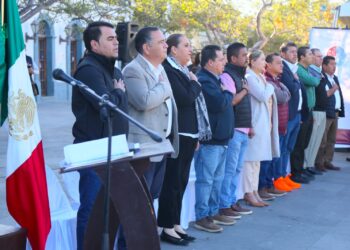El XIV Ayuntamiento de Los Cabos que preside Oscar Leggs Castro a través de la Dirección Municipal de Educación, conmemoró este lunes 15 de enero el 49° aniversario de la Constitución Política del Estado Libre y Soberano de Baja California Sur
