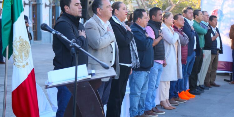 El XIV Ayuntamiento de Los Cabos que preside Oscar Leggs Castro a través de la Dirección Municipal de Educación, conmemoró este lunes 15 de enero el 49° aniversario de la Constitución Política del Estado Libre y Soberano de Baja California Sur