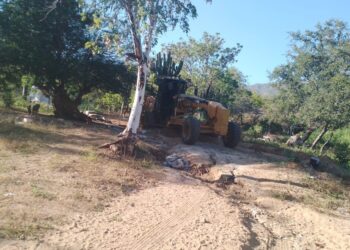 sigue reforzando las actividades de limpieza en las vías que comunican a las rancherías