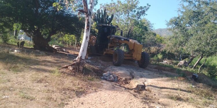 sigue reforzando las actividades de limpieza en las vías que comunican a las rancherías