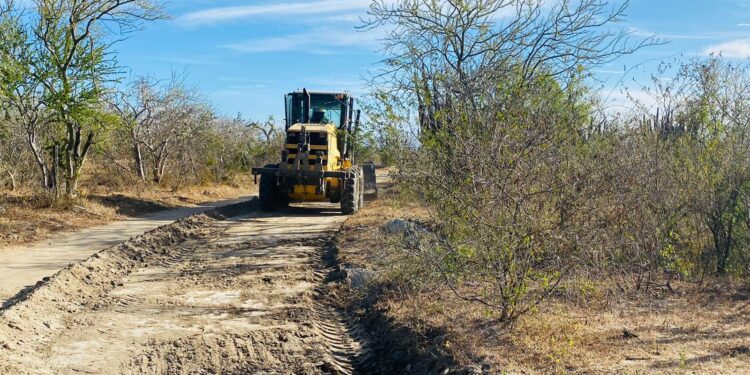 Efectúa trabajos enfocadas a la limpieza, desazolve y rehabilitación de caminos rurales