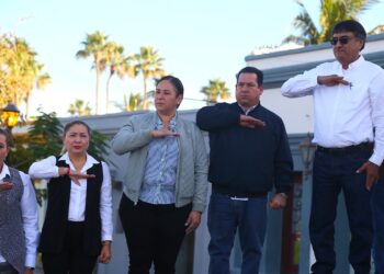 El alcalde de Los Cabos Oscar Leggs Castro encabezó el primer evento del 2024 en la explanada frente a Palacio Municipal