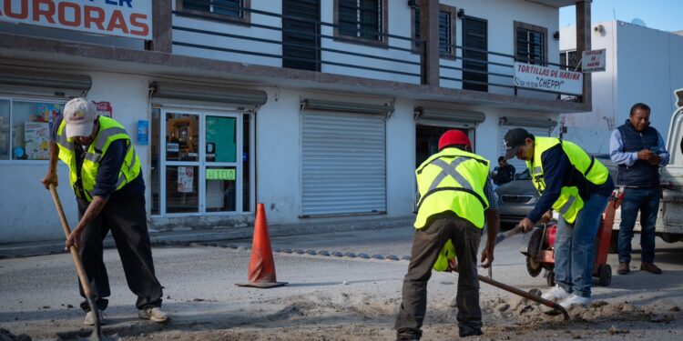 Se realizó el bacheo con asfalto de la calle Playas en el fraccionamiento Gardenias