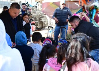 Autoridades del Ayuntamiento de Los Cabos acudieron a la zona conocida como El Taste en Cabo San Lucas para reunirse con sus habitantes y anunciar el compromiso de construir dos aulas, un módulo sanitario y una plaza central