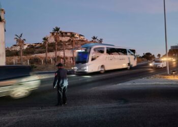 conflicto vehicular con el apoyo de elementos de tránsito