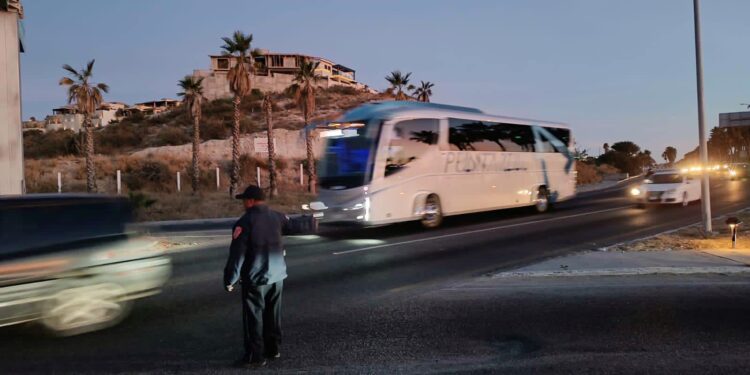 conflicto vehicular con el apoyo de elementos de tránsito