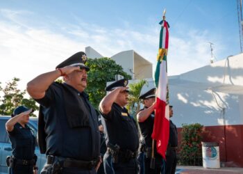 Personal de la XIV Administración Municipal que preside el alcalde Oscar Leggs Castro se reunió este lunes para llevar a cabo los honores a la bandera desde la explanada de la Delegación de Cabo San Lucas.