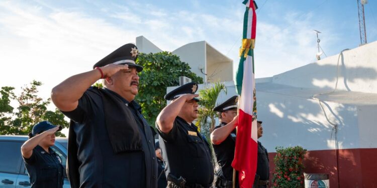 Personal de la XIV Administración Municipal que preside el alcalde Oscar Leggs Castro se reunió este lunes para llevar a cabo los honores a la bandera desde la explanada de la Delegación de Cabo San Lucas.