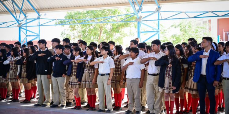 Se realizó la ceremonia cívica para conmemorar el 49° aniversario de la Promulgación de la Constitución de Baja California Sur en las instalaciones de la secundaria Constituyentes de Baja California Sur