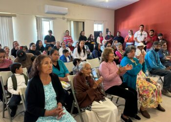 tras concluir la campaña “Cobija a una Familia” se hizo entrega de más de 500 cobijas en las delegaciones de La Ribera, Santiago y Miraflores. 