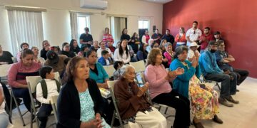 tras concluir la campaña “Cobija a una Familia” se hizo entrega de más de 500 cobijas en las delegaciones de La Ribera, Santiago y Miraflores. 