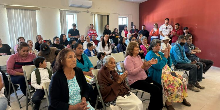 tras concluir la campaña “Cobija a una Familia” se hizo entrega de más de 500 cobijas en las delegaciones de La Ribera, Santiago y Miraflores. 