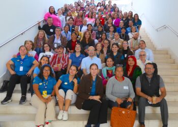 La XIV Administración Municipal a través del SIPINNA Los Cabos, convocó al personal enfocado en atención y servicios dirigidos a niñas y niños a un taller con temas actualizados en relación a la Perspectiva de Derechos de la Niñez y Adolescencia superando una asistencia mayor a 130 personas.