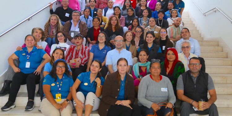 La XIV Administración Municipal a través del SIPINNA Los Cabos, convocó al personal enfocado en atención y servicios dirigidos a niñas y niños a un taller con temas actualizados en relación a la Perspectiva de Derechos de la Niñez y Adolescencia superando una asistencia mayor a 130 personas.