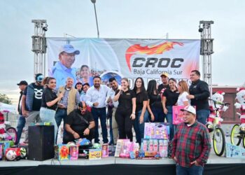El XIV Ayuntamiento de Los Cabos que preside Oscar Leggs Castro, en coordinación con la Confederación Revolucionaria de Obreros y Campesinos (CROC), celebró con familias de la colonia Lomas del Sol, en Cabo San Lucas, el tradicional Día de Reyes.