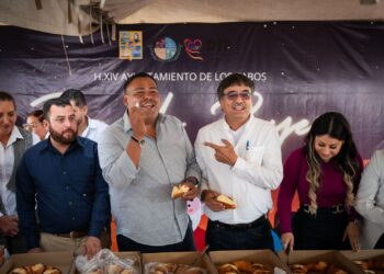 El alcalde de Los Cabos Oscar Leggs Castro realizó el tradicional corte de la rosca en la explanada de las oficinas delegacionales de Cabo San Lucas