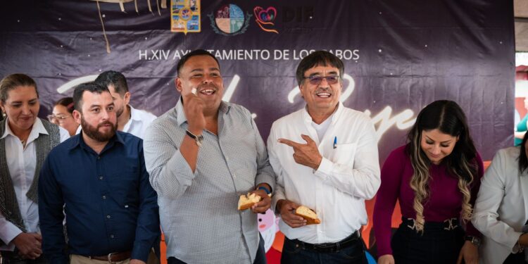 El alcalde de Los Cabos Oscar Leggs Castro realizó el tradicional corte de la rosca en la explanada de las oficinas delegacionales de Cabo San Lucas