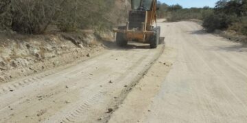 Continúa con trabajos de limpieza y mantenimiento en las vías de comunicación de la zona rural