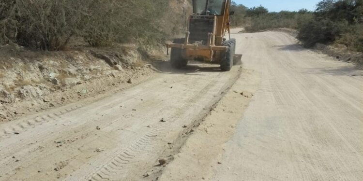 Continúa con trabajos de limpieza y mantenimiento en las vías de comunicación de la zona rural