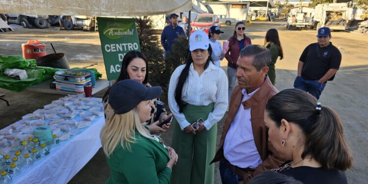 Para concluir con la Semana de la Educación Ambiental y conmemorar el Día Mundial de Educación Ambiental, personal de la Dirección General de Servicios Públicos efectuó este viernes la entrega de bolsas ecológicas