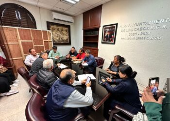 Oscar Leggs Castro, acompañado del I regidor Rogelio se reunió con una comitiva de Antorcha Campesina en el municipio, con el objetivo de dar seguimiento a temas y peticiones realizadas por la citada agrupación.