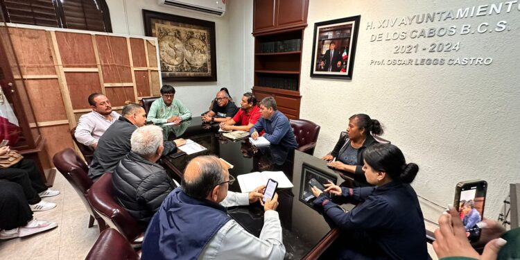 Oscar Leggs Castro, acompañado del I regidor Rogelio se reunió con una comitiva de Antorcha Campesina en el municipio, con el objetivo de dar seguimiento a temas y peticiones realizadas por la citada agrupación.