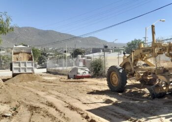 Trabajos de rastreo y rehabilitación de vialidades en la colonia Caribe Alto.