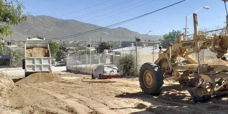 Trabajos de rastreo y rehabilitación de vialidades en la colonia Caribe Alto.