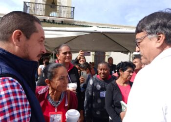 Decenas de personas que tienen un puesto en el tianguis de la colonia Vista Hermosa en San José del Cabo, acudieron con el I regidor para hacerle llegar algunas dudas. 