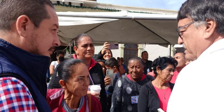 Decenas de personas que tienen un puesto en el tianguis de la colonia Vista Hermosa en San José del Cabo, acudieron con el I regidor para hacerle llegar algunas dudas.