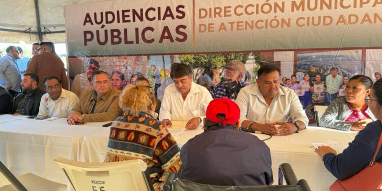 Flora Aguilar de Leggs, el director general Sergio Armando Sánchez Lizárraga, estuvo presente el la 24° Audiencia Pública del XIV Ayuntamiento
