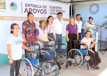 el alcalde de Los Cabos Oscar Leggs Castro tuvo a bien hacer entrega de 14 apoyos económicos, 3 sillas de ruedas y 8 boletos para traslado terrestre