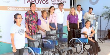 el alcalde de Los Cabos Oscar Leggs Castro tuvo a bien hacer entrega de 14 apoyos económicos, 3 sillas de ruedas y 8 boletos para traslado terrestre