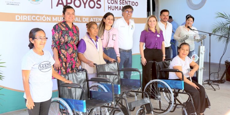 el alcalde de Los Cabos Oscar Leggs Castro tuvo a bien hacer entrega de 14 apoyos económicos, 3 sillas de ruedas y 8 boletos para traslado terrestre