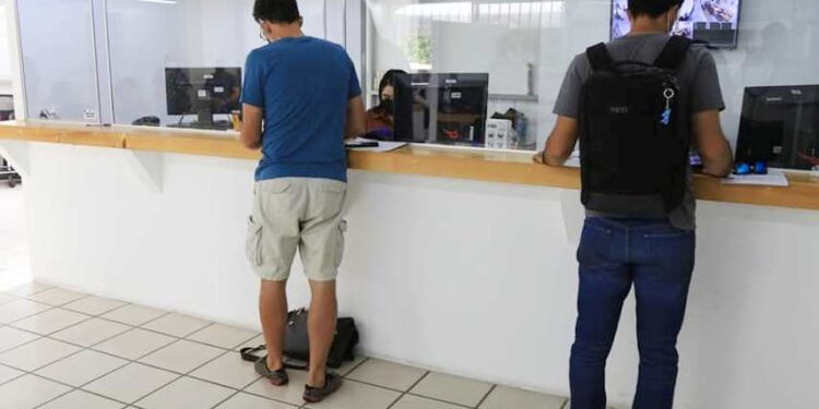 Debido a la gran afluencia de personas que acuden a la oficinas de la Coordinación de Ingresos que se ubican en el edificio de la nueva Delegación de Cabo San Lucas, -lo cual provoca una espera mayor a las y los contribuyentes