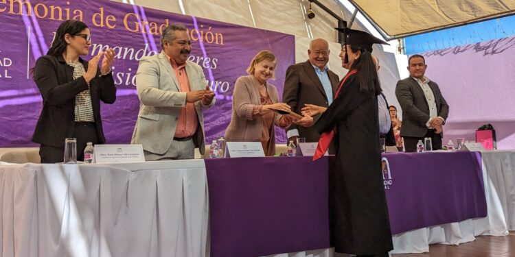 La Universidad Mundial entrega a la comunidad más de un centenar de nuevos profesionistas 