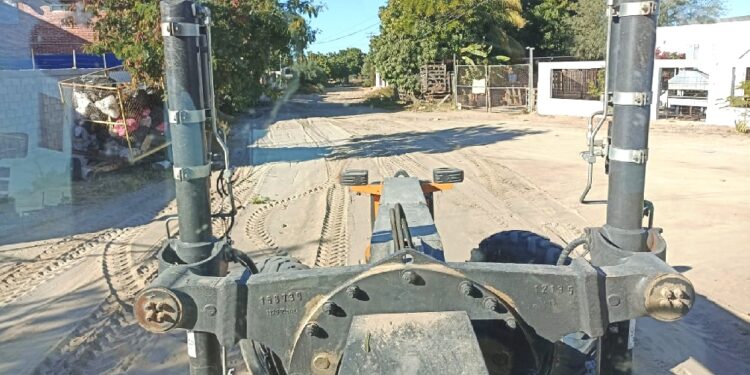 Continúa Servicios Públicos con nivelación de calles de terracería en colonias de la ciudad